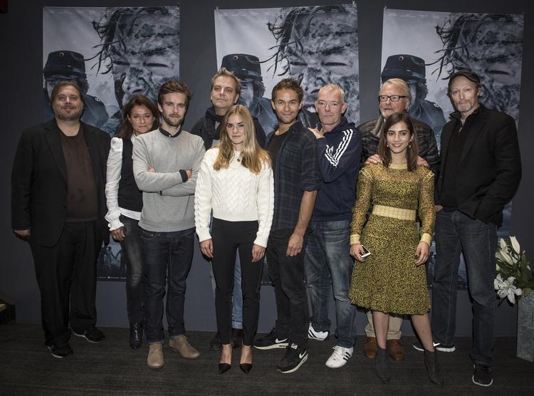 CREW. Her ses en del af skuespillerne fra tv-serien, der nu bliver vist i britisk tv. 
