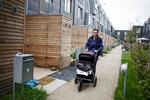 nedtur. Godt halvdelen af de 80 ens huse på Margretheholm opkræves cirka 10.000 kroner i grundskyld. Men familien van der Doe betaler cirka 28.000. Her går Jan-Cess van der Doe tur med datteren Sophia. 