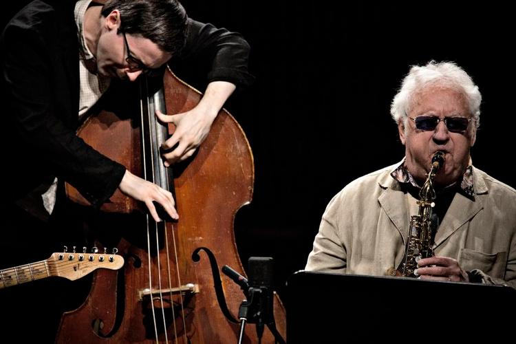 Gefühl. På Jakob Bros 'Balladeering'-plade fungerer Lee Konitz' saxofon genialt. Mindre godt gik det fredag i Koncerthuset, hvor saxofonlegenden blandt andet spillede med kontrabassist Thomas Morgan. 