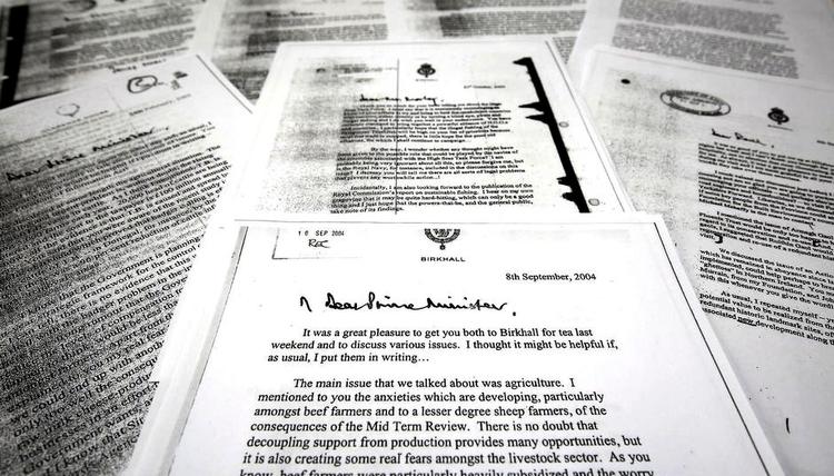 Brevbombe. Kopi af nogle af de breve, prins Charles skrev til daværende premierminister Tony Blair. I alt 27 af prins Charles' breve til Blair er blevet frigivet af den britiske regering, efter at den tabte et årelangt retsopgør, om de var omfattet af loven om aktindsigt. 