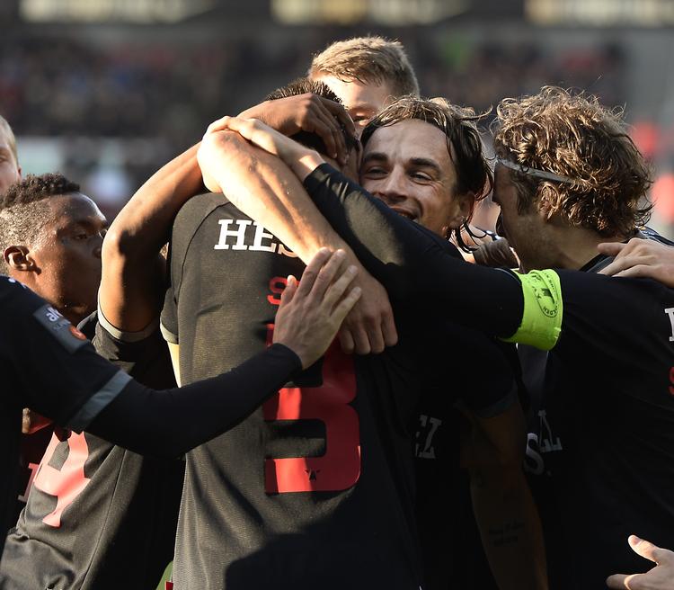 Målstregen. Hvis FCM-spillerne slår FCK i aften, så vil der være 12 points forskel i tabellen. FCK’erne vil dermed kun kunne fravriste FCM titlen på bedre målscore. Det vil kræve fire FCM-nederlag og fire FCK-sejre i de sidste fire spillerunder. 