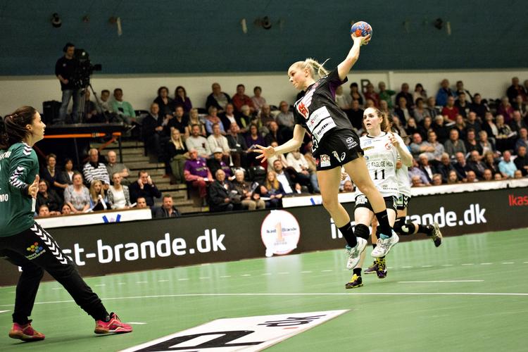 Med. Trine Østergaard er ligaen bedste  højre fløj. 