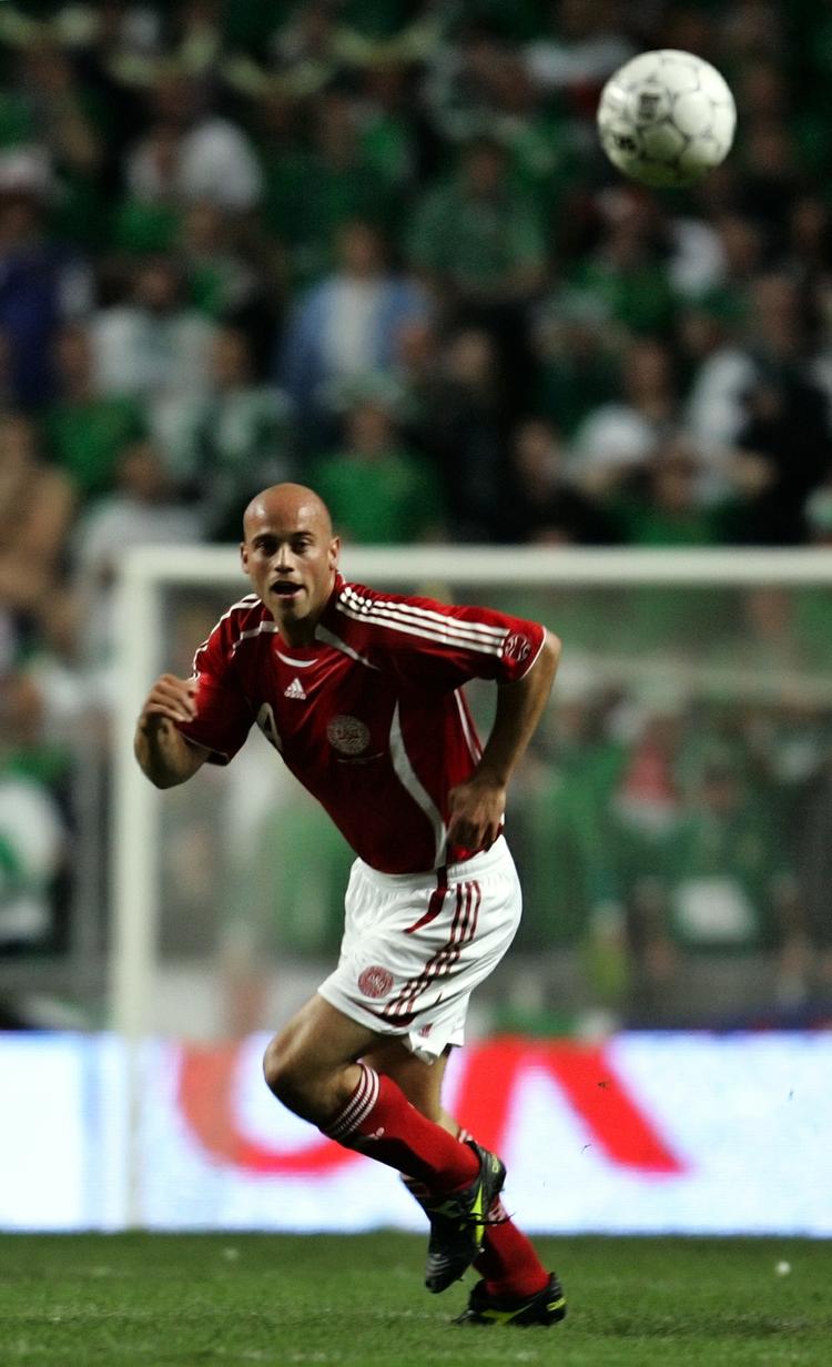 Chef. Claus Jensen spillede 10 sæsoner i engelsk fodbold, inden han indstillede karrieren som følge af mange skader i 2007. Han nåede 47 landskampe og 8 scoringer for Danmark. 
