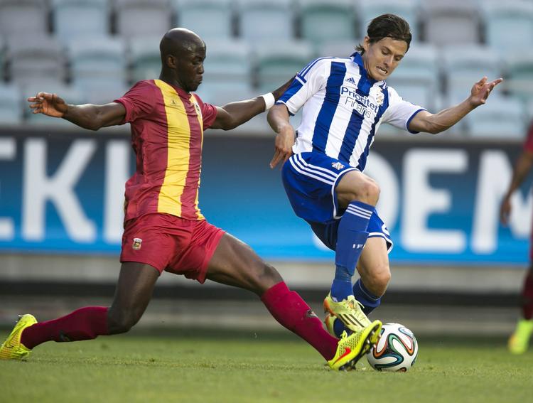 Udligning. Lasse Vibe (th) scorede til 1-1, inden landsmand Rieks afgjorde sagerne. 