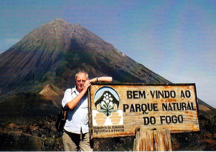 I sit rette element. Vulkanolog Henning Andersen, her på Siciliens Etna, lever for og rejser udelukkende til lande med vulkaner. Han har netop udgivet sin 10. bog om vulkaner, 'Hekla, Islands Dronning'. Privatfoto 
