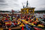 miljøaktivisme. I denne weekend indtog hundredvis af kajakker havnen i Seattle for at protestere mod olieplatformen Arctic Pioneer. 