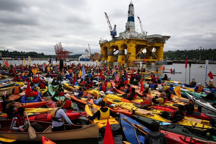 miljøaktivisme. I denne weekend indtog hundredvis af kajakker havnen i Seattle for at protestere mod olieplatformen Arctic Pioneer. 