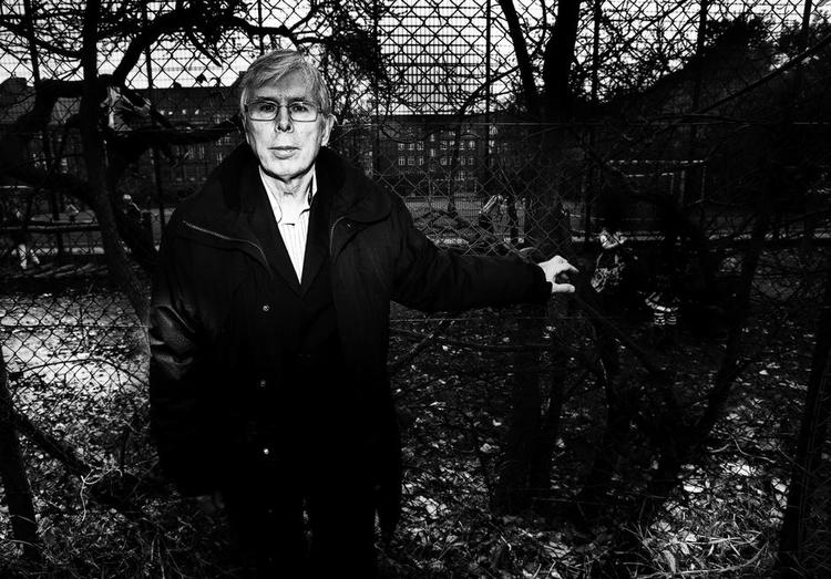 Slægtshistorie. Claus Bryld, professor emeritus ved Roskilde Universitet, er født i 1940 som barn i Bryld-familien, der under retsopgøret blev fængslet for protyske holdninger og sympatier. 