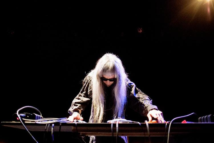 Noise. Det var veteranernes tid på Click Festival, og 63-årige Keiji Haino fra Japan tog ingen gidsler med sin noisekoncert. 