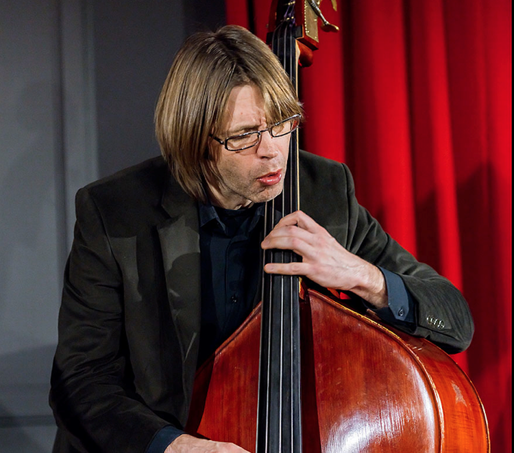 Jazz. Det ikoniske album fortolkes af den danske jazzpianist Niels Lan Doky og den svenske bassist Mattias Svensson (billedet). 