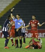 Ud. Pablo Miguez (tv) - her i aktion i en Copa Libertadores-kamp tidligere i år mod Huracan fra Argentina - var tredje mand, der blev smidt ud i den hektiske slutfase af ligakampen i Peru. 