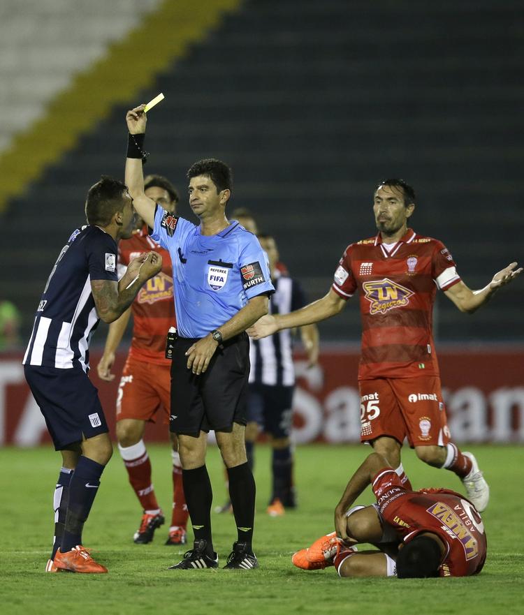 Ud. Pablo Miguez (tv) - her i aktion i en Copa Libertadores-kamp tidligere i år mod Huracan fra Argentina - var tredje mand, der blev smidt ud i den hektiske slutfase af ligakampen i Peru. 