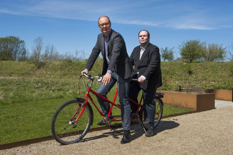 Tandem. Morten Ebbesen (forrest) er direktør i Siteimprove, der efterfølgende donerer de 100 cykler. Thorkild Olesen (bagerst) er formand for Dansk Blindesamfund. 