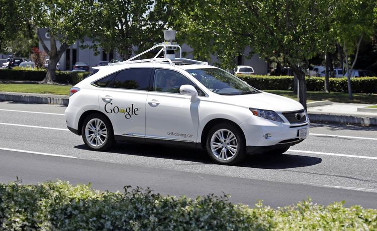 AUTOMATIK. Flere virksomheder - som her Google - er i færd med at afprøve selvkørende biler. Men chefen for den amerikanske færdselsstyrelsen ser gerne, at bilerne bliver langt mere raffinerede, så de kan 'snakke' med hinanden og med eksempelvis lyskryds. 