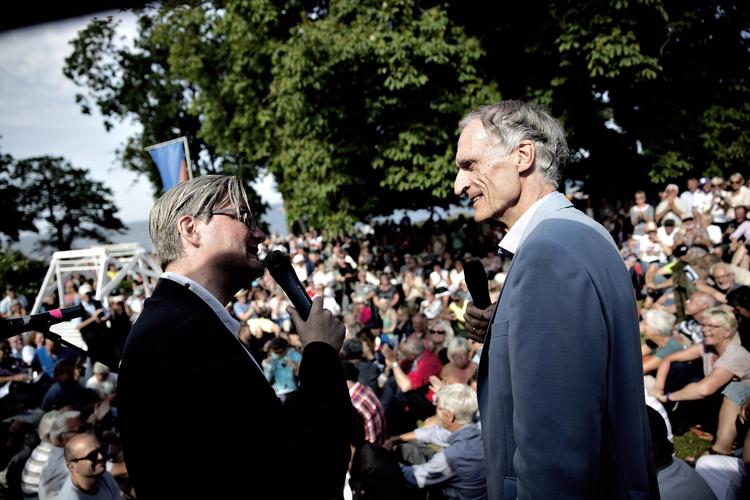 Folkemødet. Bertel Haarder ses på Folkemødet for to år siden med partifællen Søren Pind. I år bliver det formentlig en anelse mere kontroversielt, når en række europæiske ultranationalister er blevet inviteret til mødet. 