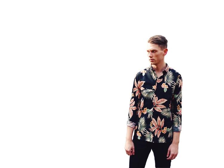 Ikonisk. Hawaiiskjorten opstod i surfer miljøet i 1930'erne. Siden er den poppet op i moden igen og igen. Her en model anno 2015 fra mærket April77. 