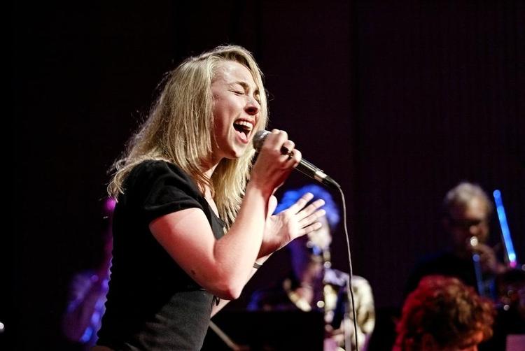 KØNSKAMP. Dansk musikbranche er præget af for mange broderskaber og for få kvinder, har flere sagt - blandt andre musiker Nana Jacobi, der er glad for ny musikplan med fokus på ligestilling. 