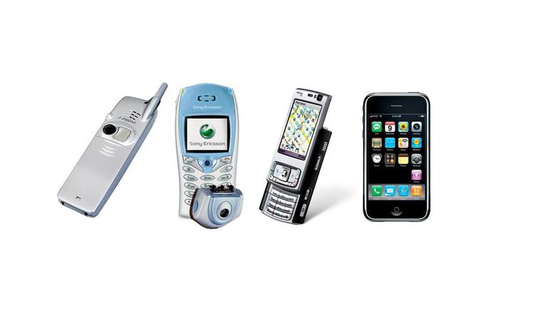 oldSCHOOL. Klassiske kameratelefoner. Fra venstre mod højre: Sharps J-Phone, Sony Ericsson T68i, Nokia N95 og den førsteudgave af iPhone. Pr-foto 
