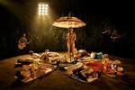 Camping. Iscenesætter Minna Johannesson skaber skarpe modbilleder til grandprix-universets behagesyge sange og søde melodier. 