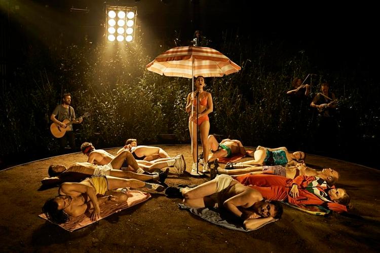 Camping. Iscenesætter Minna Johannesson skaber skarpe modbilleder til grandprix-universets behagesyge sange og søde melodier. 