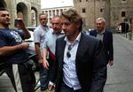 SKANDALE. Matchfixingsager har i en årrække hærget italiensk fodbold, og her er det tidligere landsholdsspiller Giuseppe Signori, der forlader politihovedkvarteret i Bologna i 2011 efter afhøringer i en meget omfattende sag. 