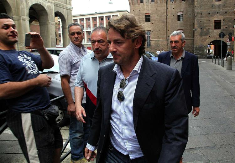 SKANDALE. Matchfixingsager har i en årrække hærget italiensk fodbold, og her er det tidligere landsholdsspiller Giuseppe Signori, der forlader politihovedkvarteret i Bologna i 2011 efter afhøringer i en meget omfattende sag. 