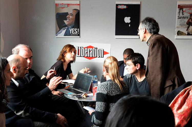 Overlevende. Redaktionen på Charlie Hebdo forbereder det nye nummer af satiremagasinet i lånte lokaler. 