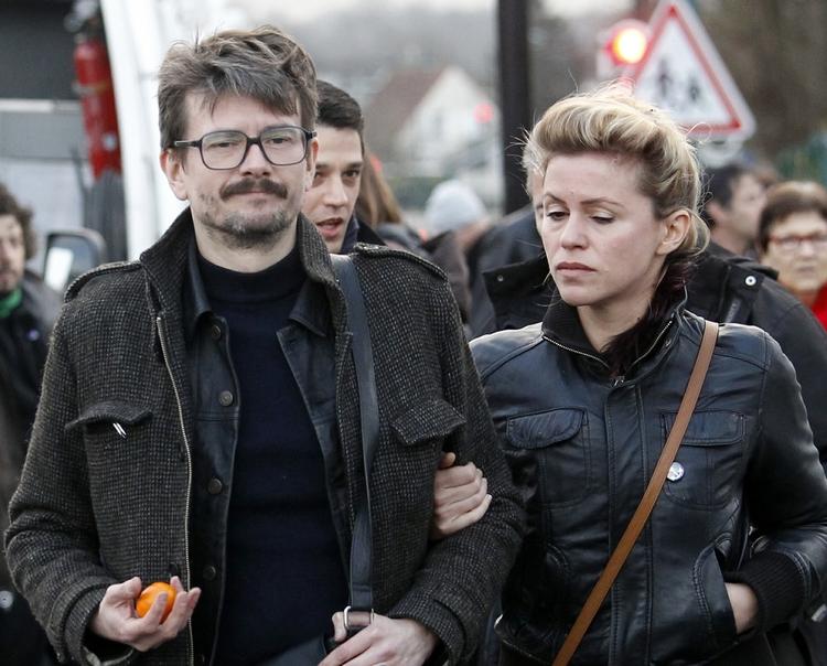 Slut. Den franske tegner Luz (venstre) tegnede forsiden til Charlie Hebdo-nummeret efter angrebet. 