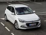 højloftet. Hyundai i20 kan transportere fire voksne uden at udløse hold i nakken eller klemte knæ. 