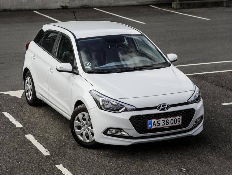 højloftet. Hyundai i20 kan transportere fire voksne uden at udløse hold i nakken eller klemte knæ. 