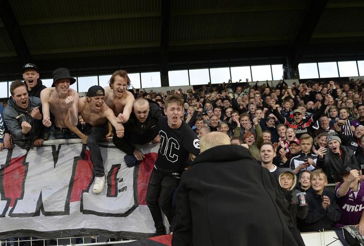 Pione Sistos scoring udløste vild jubel på lægterne og hos træner Glen Riddersholm (med ryggen til) 