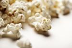 mikro-pop. Vejen til varme popcorn behøver ikke at være færdigpakkede mikroovns-popcorn. Man kan selv poppe majskorn med vand og salt i mikroovnen. 