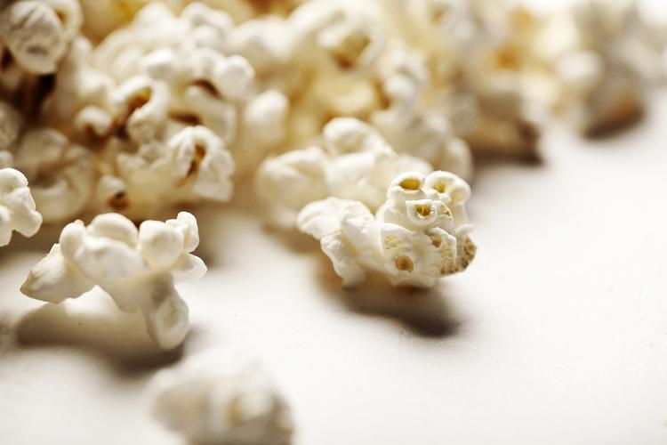 mikro-pop. Vejen til varme popcorn behøver ikke at være færdigpakkede mikroovns-popcorn. Man kan selv poppe majskorn med vand og salt i mikroovnen. 