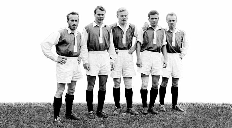 GUMMIBEN. Næstveds angreb anno1958, der var SÅ tæt på oprykning (fra venstre): Jørgen Hansen, Bent Andersen, Bent Dideriksen, Jørgen Christensen og Erik Jensen. 