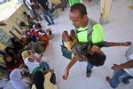 UDMAGRING. En nødhjælpsarbejder i Indonesien giver ly til en nødlidende bådflygtning fra rohingya-stammen i Myanmar. Mere end 1.600 personer har i den seneste uge kæmpet sig vej til Malaysia og Indonesien, mens landene systematisk forsøger at lukke for tilstrømningen af bådflygtninge. 