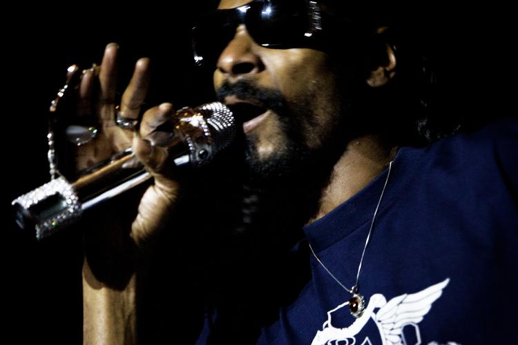 Snoooooooop. Den amerikanske gangstarapper bjæffer formentlig for 65 decibel, når han indtager Plænen 24. juli. 