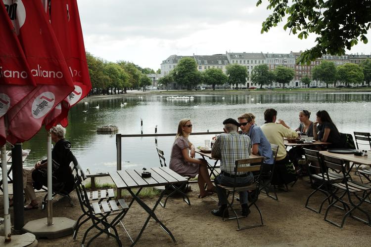 Sommer. Der er masser af steder rundt om Søerne, hvor du kan spise frokost. 