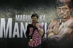 skadet. Manny Pacquiao havde armen i en slynge, da han mødte pressen efter nederlaget til Floyd Mayweather. 
