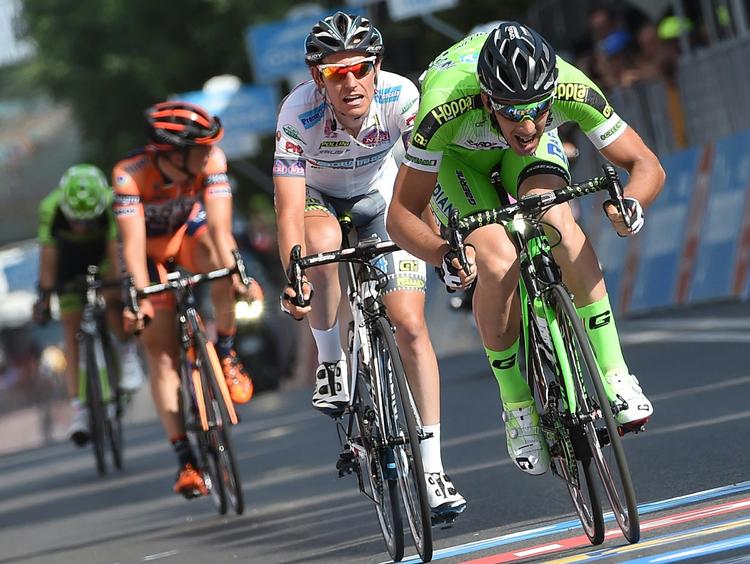 vinder. Nicola Boem presser sig først over målstregen og vinder etapen i Giro d'Italia. 