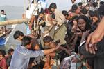 Migranter. En indonesisk fisker hjælper bådflygtninge ombord på sin båd, efter at de i længere tid har drevet omkring på havet. Flere regeringer i området siger, at de er parat til at hjælpe strømmen af migranter. 