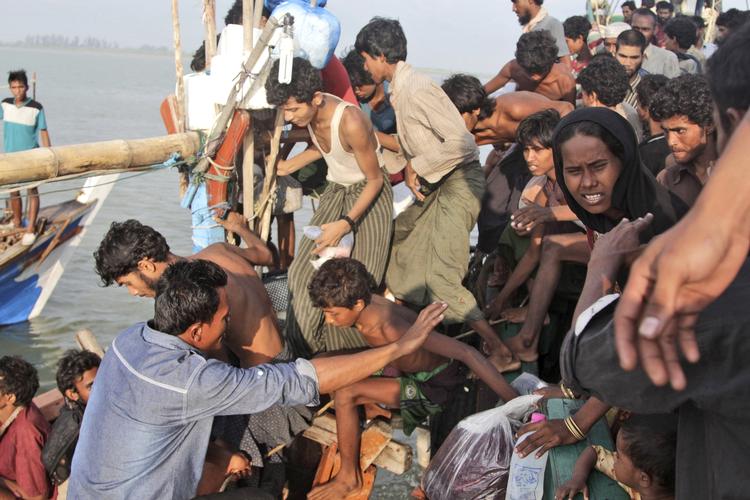 Migranter. En indonesisk fisker hjælper bådflygtninge ombord på sin båd, efter at de i længere tid har drevet omkring på havet. Flere regeringer i området siger, at de er parat til at hjælpe strømmen af migranter. 