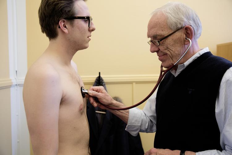 De praktiserende læger er selvstændigt erhvervsdrivende, men også integreret del af det offentlige sundhedsvæsen. Det giver udfordringer. (Arkivfoto fra session). 