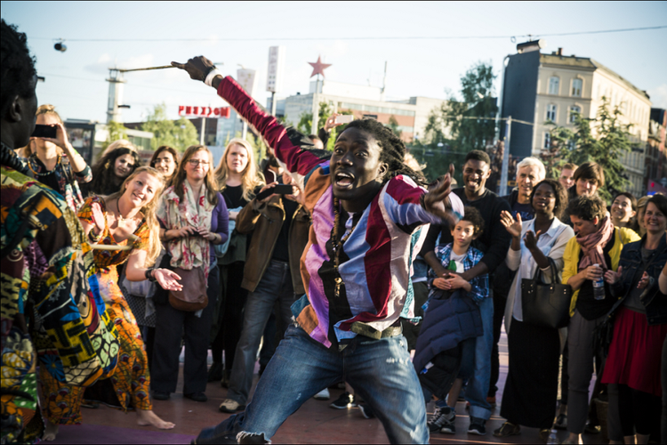 Dans. Der er afrikansk endagsfestival i weekenden. 