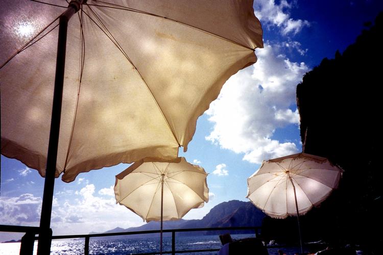 Amalfi. Der sker noget mellem hovedkaraktererne, Vitus og Emma, på deres ferie i Amalfi, noget kommer frem i lyset, eller først kommer det ikke frem i lyset, og uden videre skabes en afgrund imellem dem. 