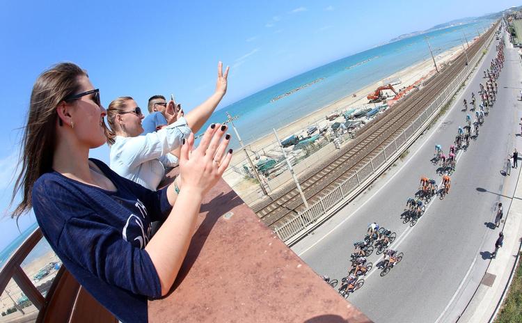 VIDERE. Uanset meningerne om Riche Portes tidsstraf suser feltet videre i Giro d'Italia i dag. 