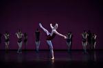 skarpladt. balletkomet Liam Scarlett, Royal Ballets første huskoreograf, kommer med et suverænt værk, der med sin hektisk pulserende, omskiftelige bevægelsesstrøm rammer plet i forhold til vores tid. 
