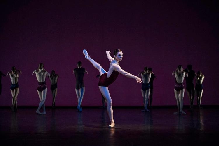skarpladt. balletkomet Liam Scarlett, Royal Ballets første huskoreograf, kommer med et suverænt værk, der med sin hektisk pulserende, omskiftelige bevægelsesstrøm rammer plet i forhold til vores tid. 