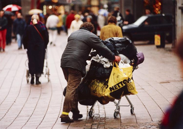 Fattig. Siden 1999 er antallet af fattige danskere mere end fordoblet. Det har regeringen fået vendt, men tallet kan være på vej op igen. 