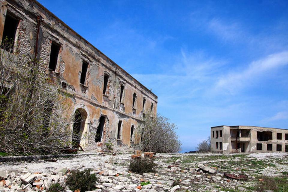 Turistattraktion. For at give turismen et løft i Albanien, skal den forladte militær-ø Sazan Island fremover være et turisttrækplaster. På billedet ses en militærbygning, der oprindeligt blev bygget af italienerne i 1929. 