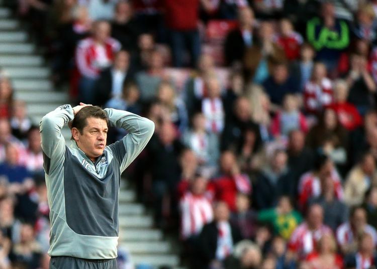 NERVER. Newcastle-manager John Carver har haft en hård sæson, der kan blive endnu værre, hvis holdet ikke besejrer West Ham søndag. 